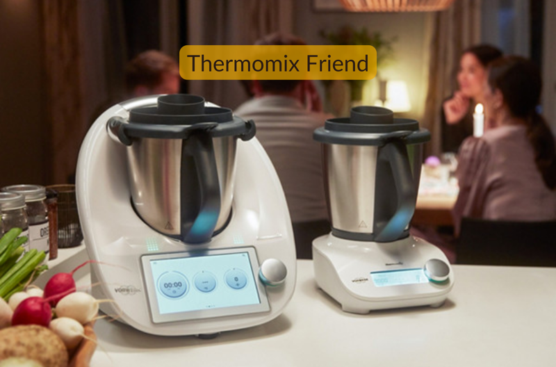 Thermomix TM6 neben Thermomix Friend und Leuten im Hintergrund